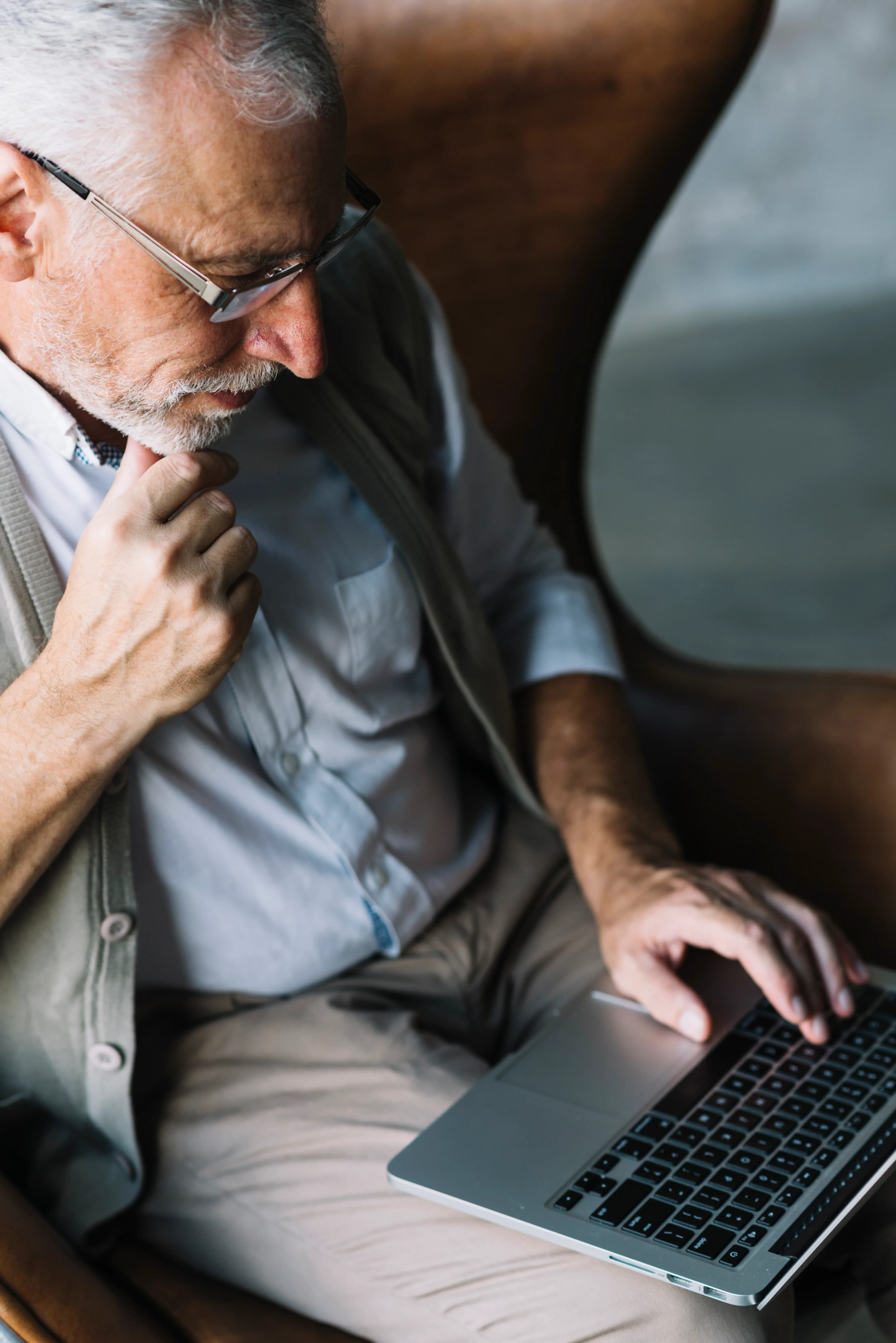Pessoa pesquisando a reputação de um site